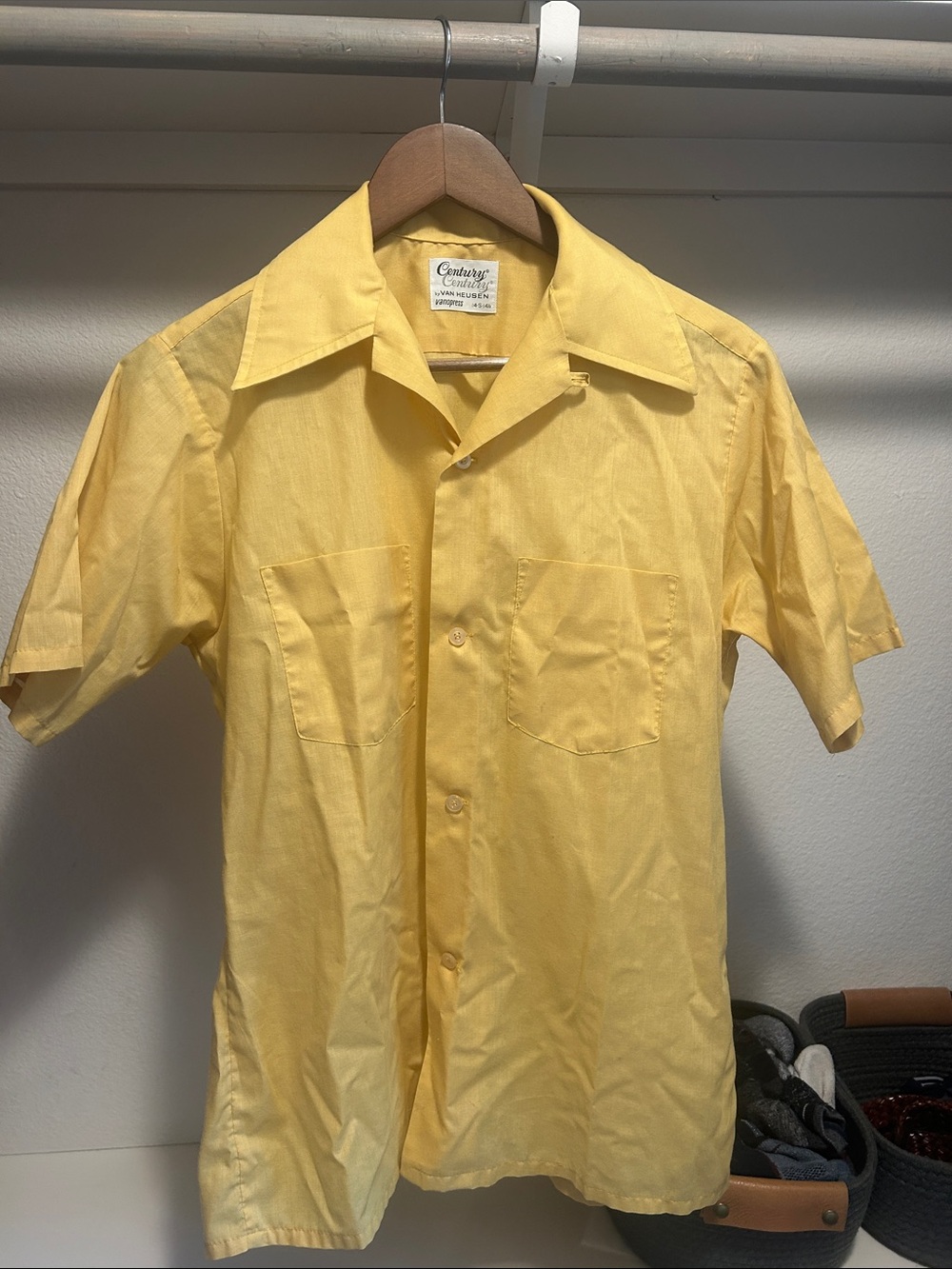 Van Heusen Solid Yellow Short-Sleeve Button-Down Shirt